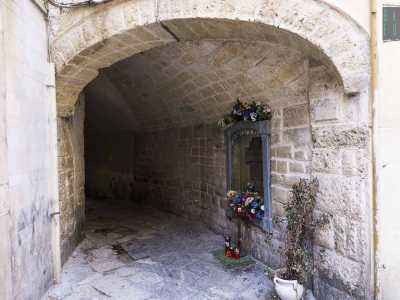 ...ma l� sotto si trova una bellissima opera dei fratelli ceramisti Spizzico, un Ges� in croce molto pregiato che da allora gli d� il nome di Arco del Crocifisso